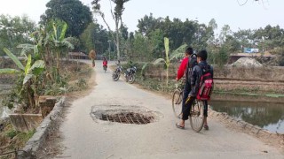 ঝুঁকি নিয়ে ব্রিজ পারাপার হচ্ছে শিক্ষার্থীরা