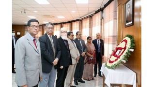 স্বদেশ প্রত্যাবর্তন দিবস: বঙ্গবন্ধুর প্রতিকৃতিতে প্রধান বিচারপতির শ্রদ্ধা 