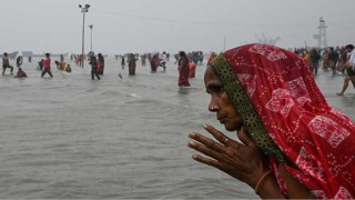 ভারতে করোনা ঠেকাতে ড্রোন দিয়ে পুণ্যস্নান