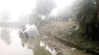 টাঙ্গাইলে যাত্রীসহ হানিফ বাস উল্টে পুকুরে, আহত ২৫