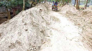 নওগাঁয় বাঁধ সংস্কারে মাটির পরিবর্তে বালি,  কাজ বন্ধ