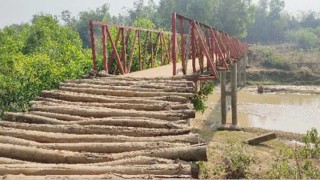 নালিতাবাড়ীতে ঝুঁকি নিয়ে লোহার সেতু পারাপার