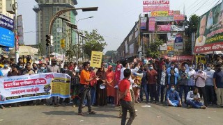 চাকরিতে বয়সসীমা বৃদ্ধির দাবিতে নীলক্ষেত মোড় অবরোধ