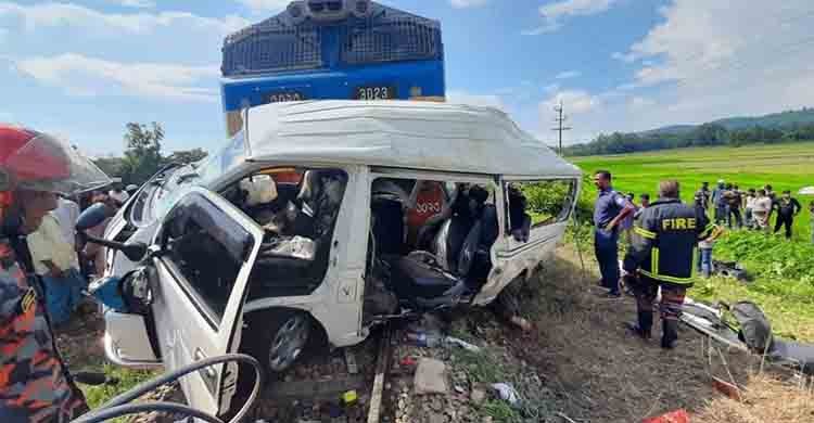 11 dead after train hits microbus in Mirshari