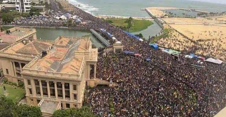 শ্রীলঙ্কার প্রেসিডেন্টের প্রাসাদে ঢুকে পড়েছেন হাজার হাজার মানুষ