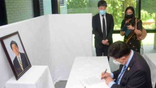 Momen pays tribute to Abe signing condolence book