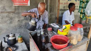 নব্বই বয়সী বিনয় সাহা এখনও চা বিক্রি করেই চলেন