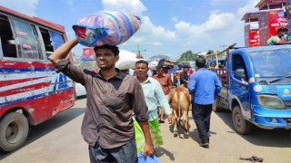 যে যেভাবে পারছে ঢাকা ছাড়ছে