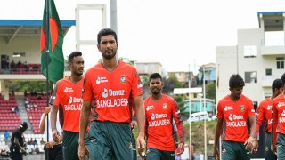 রঙিন পোষাকেও বিবর্ণ বাংলাদেশকে বাঁচালো বৃষ্টি