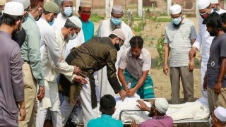 করোনায় ২৪ ঘণ্টায় মৃত্যু আরও ১৮০০, কমেছে শনাক্ত