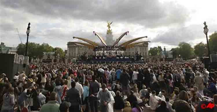 Crowds cheer queen at start of historic jubilee celebrations