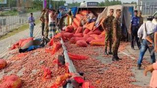 Onion-laden truck overturns on Padma Bridge, six injured