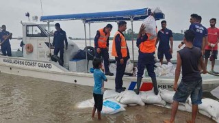 সিলেট-সুনামগঞ্জে বন্যাদুর্গতদের খাদ্য ও বিশুদ্ধ পানি সরবরাহ করছে কোস্ট গার্ড