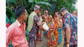 বন্যাদুর্গতদের মাঝে ত্রাণসামগ্রী বিতরণ অব্যাহত রেখেছে বিজিবি