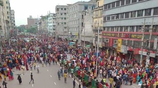 বেতন বৃদ্ধির দাবিতে মিরপুরের সড়ক অবরোধ পোশাকশ্রমিকদের