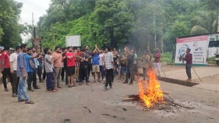 চবিতে চলছে ছাত্রলীগের অবরোধ, যান চলাচল বন্ধ