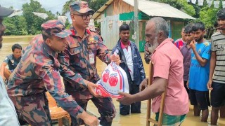 ত্রাণসামগ্রী দিয়ে বন্যাদুর্গতদের পাশে রয়েছে বিজিবি