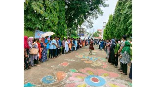 ছাত্রলীগ নেতাকে বহিস্কারের প্রতিবাদে কুমিল্লা বিশ্ববিদ্যালয়ে মানববন্ধন