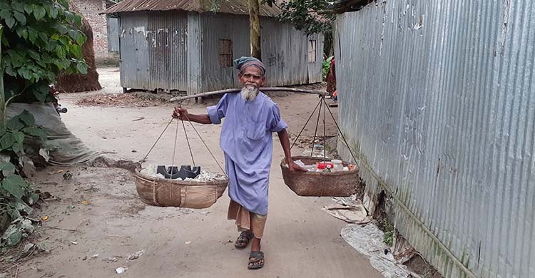 নব্বই বছরেও ভার কাঁধে চানাচুর বিক্রি করেন নজরুল