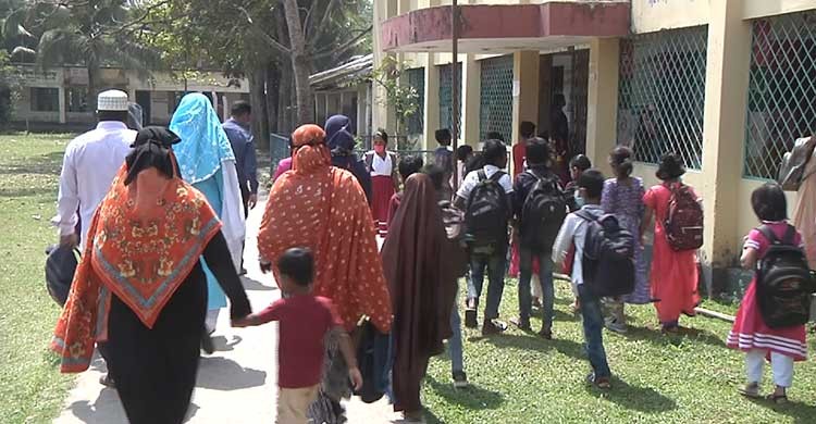 বরিশালে দুই শিক্ষার্থীকে রেখে স্কুলে তালা, শিক্ষক বরখাস্ত