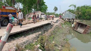 ঝালকাঠিতে খাদ্যবান্ধব কর্মসূচির চালভর্তি ট্রাক নদীতে, ১১ শ্রমিক আহত