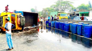 ১১ টন সয়াবিন তেল নিয়ে উল্টে গেল ট্রাক