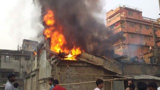 রাজধানীর বংশালে প্লাস্টিক পাইপের কারখানায় আগুন