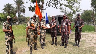 স্বাধীনতা দিবসে বিজিবি-বিএসএফের মিষ্টি , শুভেচ্ছা বিনিময়