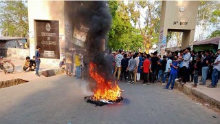 চবির প্রধান ফটকে তালা, নিরাপত্তা নিয়ে শঙ্কা শিক্ষার্থীদের