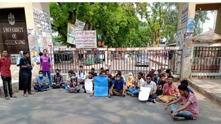 চবি শিক্ষার্থীর ওপর হামলার প্রতিবাদে প্রধান ফটকে তালা