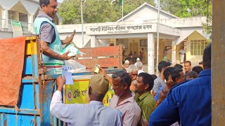 লালমনিরহাটে টিসিবির কার্ড পেতে গুনতে হচ্ছে ৪০০-৫০০ টাকা!