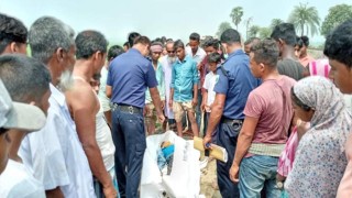 নওগাঁয় রড বোঝাই ট্রাক্টর নিয়ন্ত্রণ হারিয়ে খাদে, নিহত ১