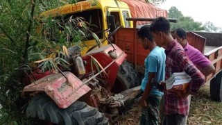 নওগাঁয় ট্রাক-ট্রাক্টরের সংঘর্ষে নিহত ১