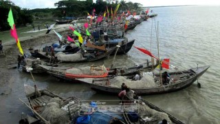 মাছ ধরায় নিষেধাজ্ঞা, ঋণের দায়ে পালিয়ে বেড়াচ্ছে জেলেরা