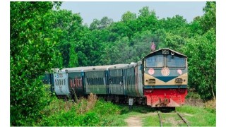 শাটল ট্রেনের দরজায় বসে ফেরার সময় পড়ে আহত এক বহিরাগত যুবক