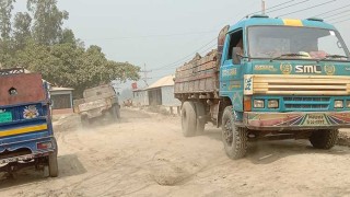 বালু বোঝাই ট্রাকের দাপটে সড়কে ধুলার রাজত্ব, অতিষ্ঠ এলাকাবাসী