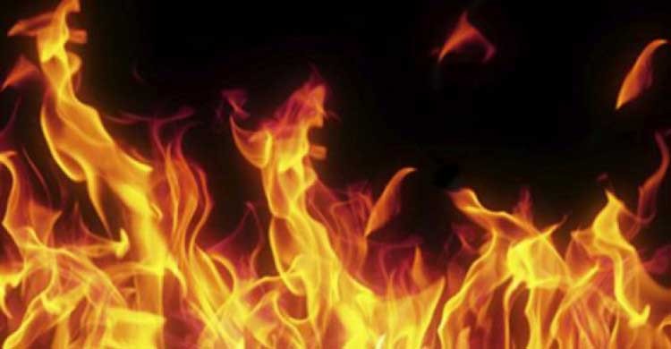 Fire breaks out at old Dhaka building