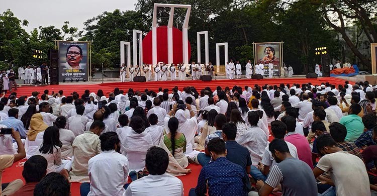 শহীদ মিনারে চলছে আবৃত্তিশিল্পী হাসান আরিফের নাগরিক স্মরণ সভা