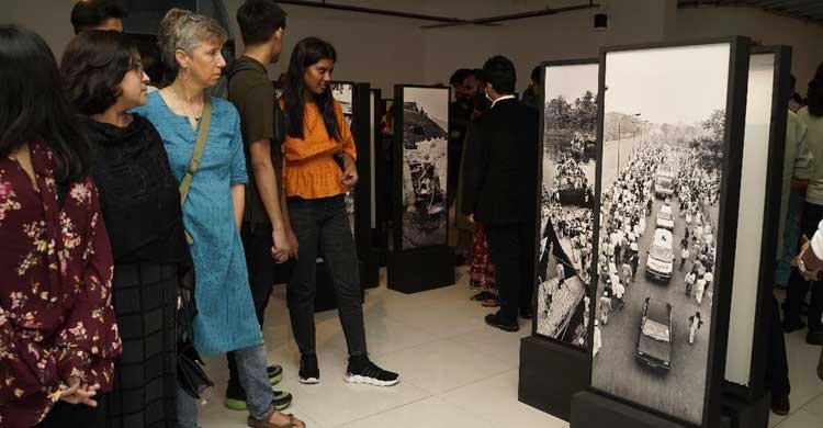 প্যানোরমিক আলোকচিত্র প্রদর্শনী ‘দাঁড়াও, ঢাকা’