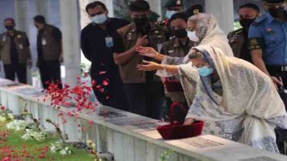 Hasina, Rehana offer prayers at graves of family members