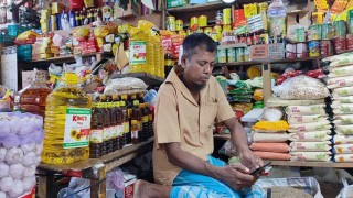 নতুন দামের লেবেল লাগেনি তাই তেল মিলছে না