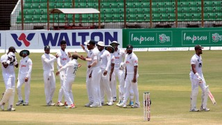 প্রথম সেশনের শেষ লগনে নাঈমের জোড়া আঘাত