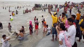 ঈদের ছুটিতে পর্যটকদের পদচারণায় মুখর কুয়াকাটা