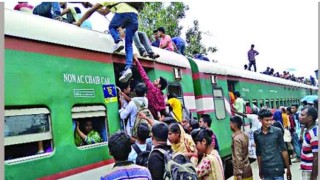 ঝুঁকি নিয়ে ট্রেনের ছাদে ঈদযাত্রা