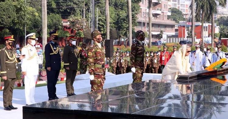 PM pays rich tribute to armed forces martyrs