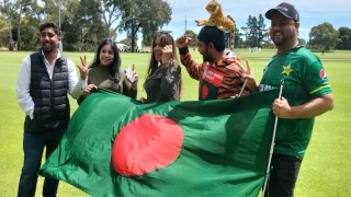 বাংলাদেশের পতাকা হাতে পাকিস্তানি সমর্থকরা