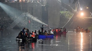 গুজরাটে সেতু দুর্ঘটনা: ঠিকাদারসহ গ্রেপ্তার ৯