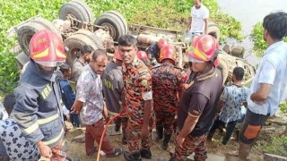 গাজীপুরে মিক্সারবাহী ট্রাক উল্টে নিহত এক