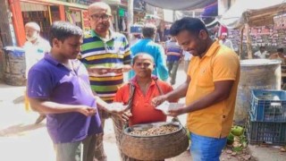 ১৬ বছর ধরে প্রতিবন্ধী সজীবের বাদাম বিক্রি