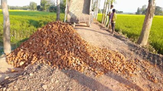 রাস্তা কাজে অনিয়ম, ঠিকাদার-স্থানীয়দের হাতাহাতি